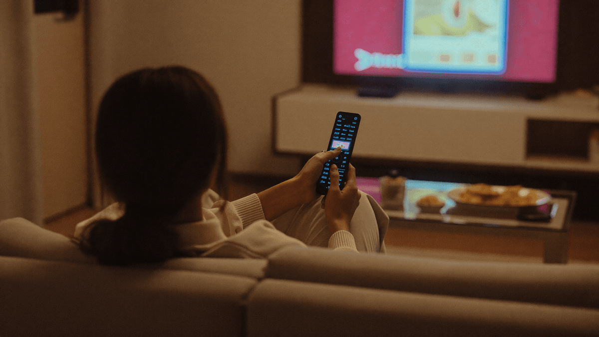 다주다_KT인터넷TV_사진2_리모컨시청.png