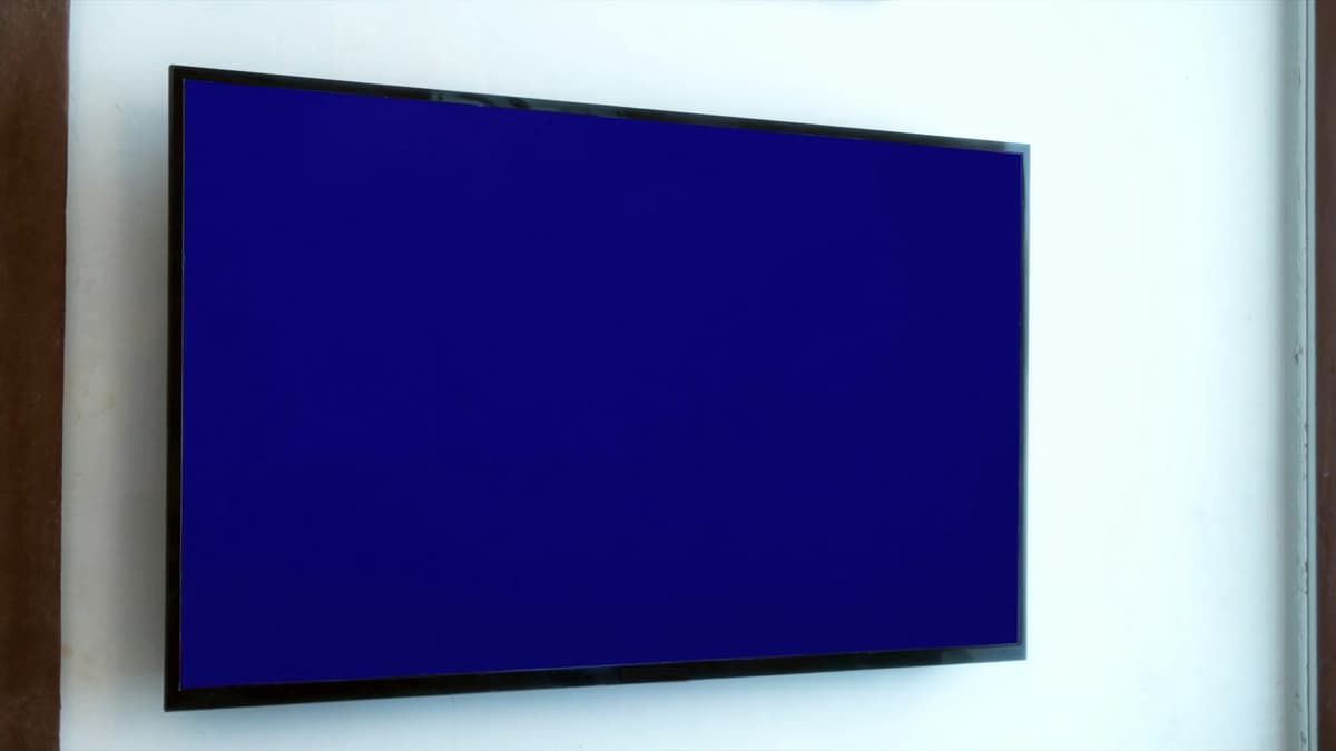 거실 벽에 걸린 TV 화면