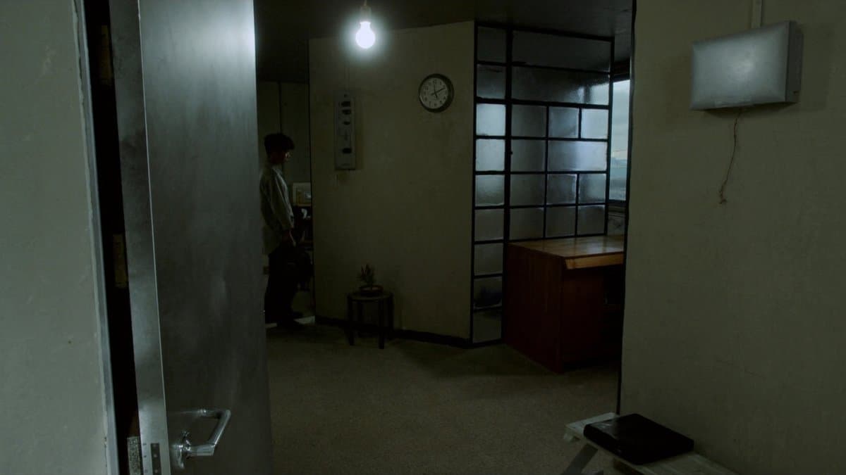 공구가방을 들고 현관 앞에 선 설치 기사