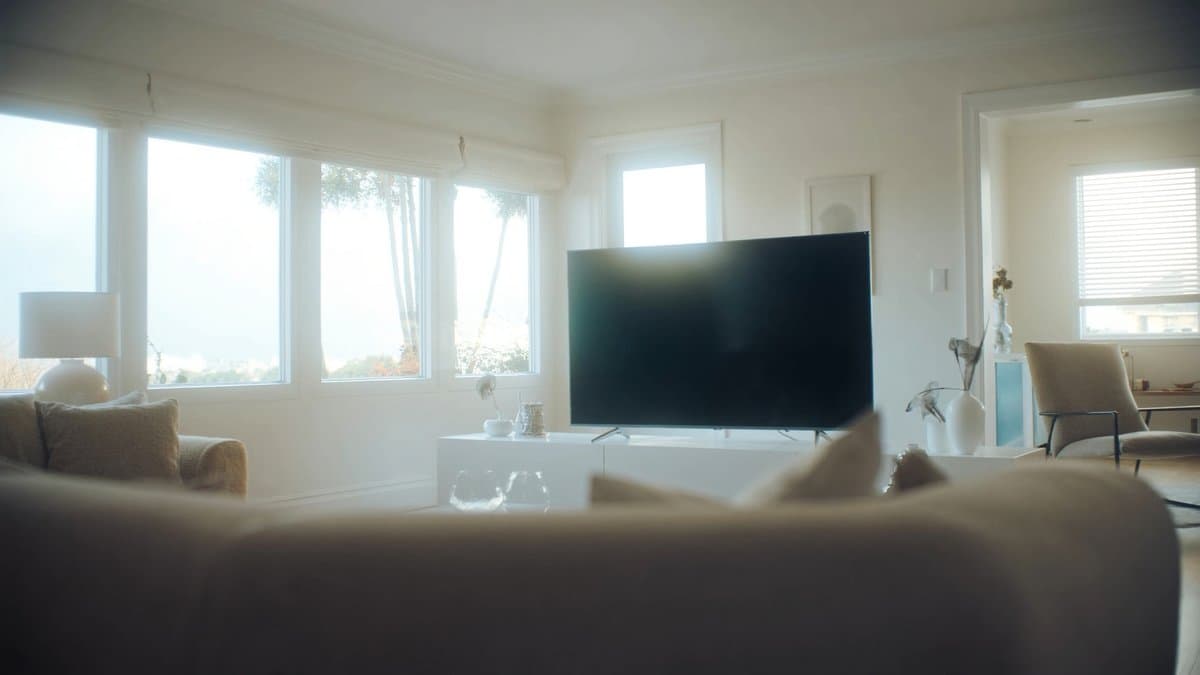 밝은 거실 낮은 장식장 위에 꺼져 있는 텔레비전