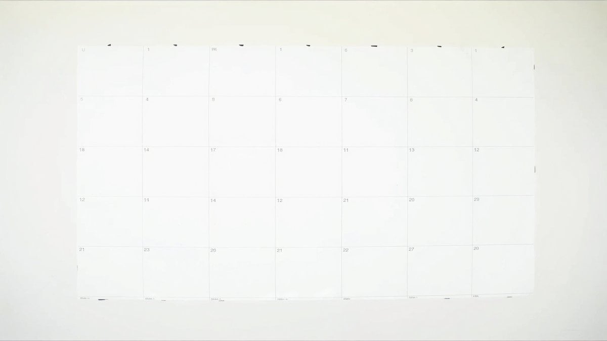 밝은 벽에 걸린 달력의 여러 날이 이어진 모습
