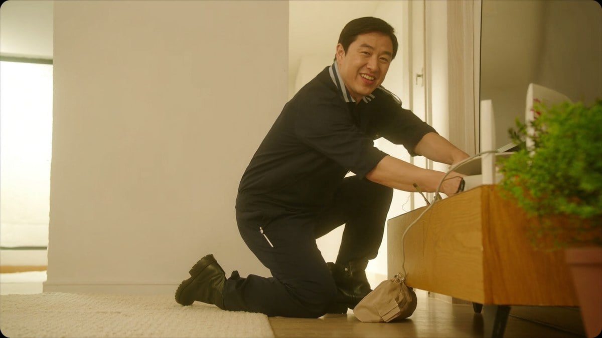 거실에서 공유기에 랜선을 연결하는 설치 기사