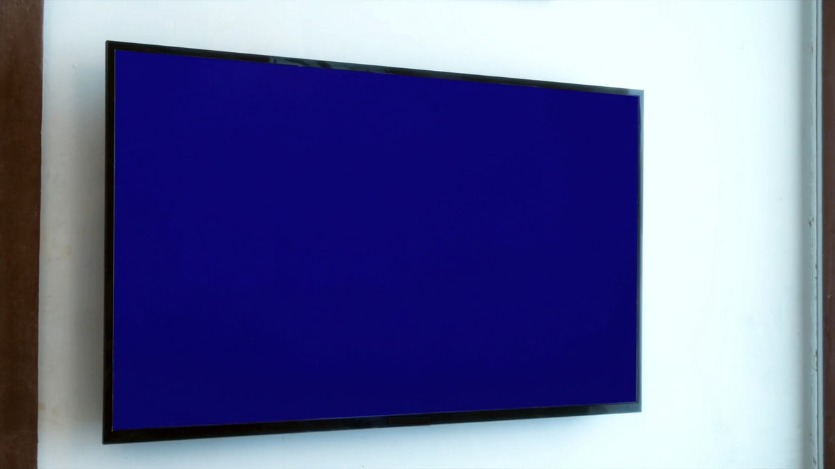 거실 벽에 걸린 TV 화면